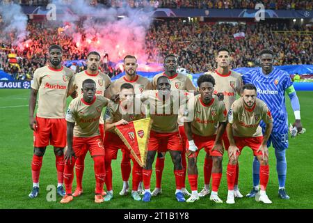 Joueurs de RC Lens avec Kevin Danso (4) de RC Lens, Facundo Medina (14) de RC Lens, Jonathan Gradit (24) de RC Lens, Salis Abdul Samed (6) de RC Lens, Florian Sotoca (7) de RC Lens, Brice Samba (30) de RC Lens, Nampalys Mendy (26) de RC Lens, Przemyslaw Frankowski (29) de RC Lens, Deiver Machado (3) de RC Lens, Elye Wahi (9 ans) du RC Lens et Adrien Thomasson (28 ans) du RC Lens posent pour une photo d'équipe lors du match de l'UEFA Champions League 2 dans le groupe B lors de la saison 2023-2024 entre le Racing Club de Lens et l'Arsenal FC le 3 octobre 2023 à Lens, France. (Photo de David Catry/Sportpix ) Banque D'Images