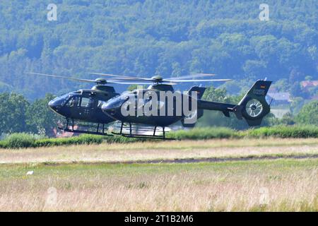 Schulungshubschrauber EC 135 beim Tag der Bundeswehr Der leichte, von Eurocopter gebaute EC 135 wird in der Bundeswehr als Schulungshubschrauber zum Pilotentraining eingesetzt. Spotterday zum Tag der Bundeswehr TdBW in Bückeburg 2023 an diesem Tag wurden interessierte Fotografen zum sogenannten Spotterday eingeladen. Dieser fand in Vorbereitung zum jährlich ausgerichteten Tag der Bundeswehr am Internationalen Hubschrauber Ausbildungszentrum statt. Bückeburg Niedersachsen Deutschland *** hélicoptère d'entraînement EC 135 à la journée de la Bundeswehr le feu EC 135 construit par Eurocopter est utilisé en Bundesw Banque D'Images