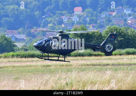 Schulungshubschrauber EC 135 beim Tag der Bundeswehr Der leichte, von Eurocopter gebaute EC 135 wird in der Bundeswehr als Schulungshubschrauber zum Pilotentraining eingesetzt. Spotterday zum Tag der Bundeswehr TdBW in Bückeburg 2023 an diesem Tag wurden interessierte Fotografen zum sogenannten Spotterday eingeladen. Dieser fand in Vorbereitung zum jährlich ausgerichteten Tag der Bundeswehr am Internationalen Hubschrauber Ausbildungszentrum statt. Bückeburg Niedersachsen Deutschland *** hélicoptère d'entraînement EC 135 à la journée de la Bundeswehr le feu EC 135 construit par Eurocopter est utilisé en Bundesw Banque D'Images