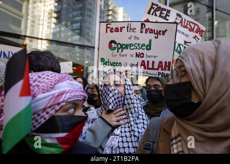 NEW YORK, NEW YORK - OCTOBRE 12 : des étudiants du Hunter College chantent et brandissent des pancartes lors d'une manifestation pro-palestinienne à l'entrée de leur campus le 12 octobre 2023 à New York, aux États-Unis. L’organisation étudiante pro-palestinienne Students for Justice in Palestine (SJP) a organisé des manifestations dans les collèges à travers le pays pour montrer sa solidarité avec la Palestine. Le 7 octobre, le groupe militant palestinien Hamas a lancé une attaque surprise à grande échelle depuis Gaza, lançant des milliers de missiles et envoyant au moins 1 500 combattants par terre, mer et air en Israël. Au moins 1 300 Israéliens l'ont été Banque D'Images