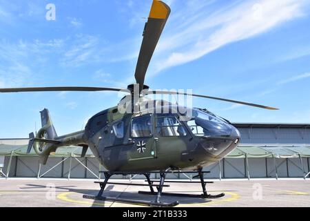 Schulungshubschrauber EC 135 beim Tag der Bundeswehr Der leichte, von Eurocopter gebaute EC 135 wird in der Bundeswehr als Schulungshubschrauber zum Pilotentraining eingesetzt. Spotterday zum Tag der Bundeswehr TdBW in Bückeburg 2023 an diesem Tag wurden interessierte Fotografen zum sogenannten Spotterday eingeladen. Dieser fand in Vorbereitung zum jährlich ausgerichteten Tag der Bundeswehr am Internationalen Hubschrauber Ausbildungszentrum statt. Bückeburg Niedersachsen Deutschland *** hélicoptère d'entraînement EC 135 à la journée de la Bundeswehr le feu EC 135 construit par Eurocopter est utilisé en Bundesw Banque D'Images