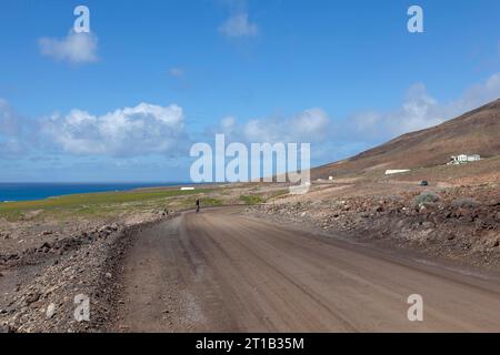 Route de gravier à travers le parc naturel de Jandai, Parque Natural de Jandia, Fuerteventura, Îles Canaries, Espagne Banque D'Images