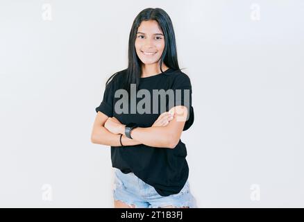 Portrait de belle fille latine avec les bras croisés. Fille latine souriante avec les bras croisés isolé. Femme nicaraguayenne sur fond isolé Banque D'Images