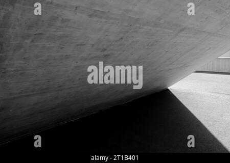 Formes modernes de bâtiment en béton avec lumière du soleil et ombre à Lugano, Tessin, Suisse Banque D'Images