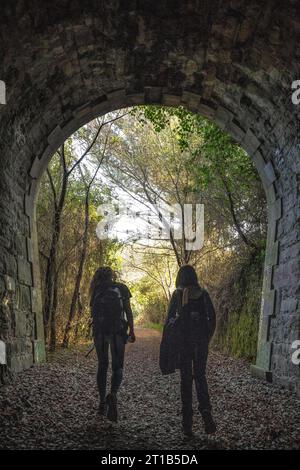 Deba, Gipuzkoa Espagne Â», 26 janvier 2020 : deux jeunes hommes dans un tunnel sur la côte entre Deba et Zumaia Banque D'Images