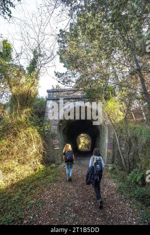 Deba, Gipuzkoa Espagne, 26 janvier 2020 : deux jeunes hommes dans un tunnel sur la côte entre Deba et Zumaia Banque D'Images