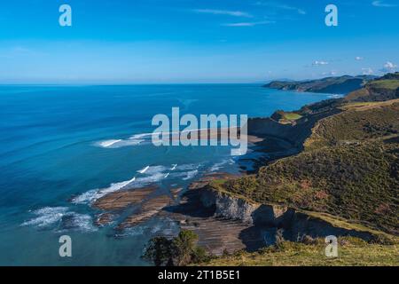 Vue vers Zumaia marcher le long de la côte de Deba à Zumaia. Pays Basque Banque D'Images