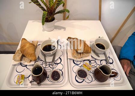 Petit déjeuner typiquement français brioche et café dans un hôtel économique, Paris, France Banque D'Images