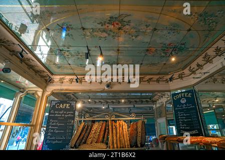 Boulangerie historique de 1875 avec plafond peint, boulangerie la traditionnel, 34 rue Yves Toudic, Paris, France Banque D'Images