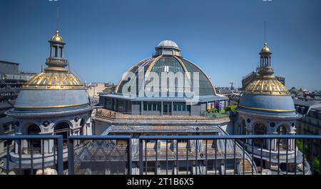 Vue depuis le grenier jusqu'aux tours des Grands magasins du Printemps, construits vers 1865, Paris Frankrewich Banque D'Images