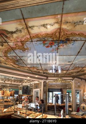 Boulangerie historique de 1875 avec plafond peint, boulangerie la traditionnel. 34 rue Yves Toudic, Paris, France Banque D'Images