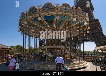 Carrousel nostalgique pour enfants, la Tour Eiffel à l'arrière, Paris, France Banque D'Images