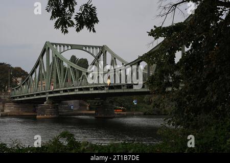 Le pont de Glienicke, connu d'échanges d'agents antérieurs, la partie peinte plus foncée sur la droite appartient à Berlin, la partie plus claire à Potsdam Banque D'Images