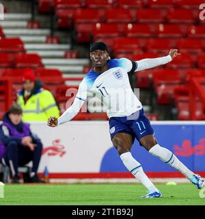Nottingham, Royaume-Uni. 12 octobre 2023. L'Anglais Noni Madueke envoie le ballon haut vers le but lors du match de qualification UEFA U-21 EURO 2025 entre l'Angleterre U-21 et la Serbie U-21 au City Ground, Nottingham, Angleterre, le 12 octobre 2023. Photo de Stuart Leggett. Usage éditorial uniquement, licence requise pour un usage commercial. Aucune utilisation dans les Paris, les jeux ou les publications d'un seul club/ligue/joueur. Crédit : UK Sports pics Ltd/Alamy Live News Banque D'Images