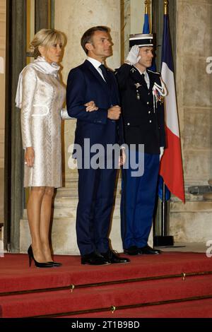 Paris, France. 12 octobre 2023. Le président français Emmanuel Macron accueille le président mongol Ukhnaagiin Khurelsukh et son épouse Luvsandorj Bolortsetseg dans la cour principale du Palais de l’Elysée à l’occasion du dîner d’État le 12 octobre 2023 à Paris. Crédit : Bernard Menigault/Alamy Live News Banque D'Images