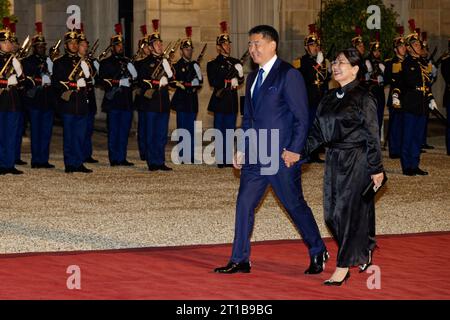 Paris, France. 12 octobre 2023. Le président français Emmanuel Macron accueille le président mongol Ukhnaagiin Khurelsukh et son épouse Luvsandorj Bolortsetseg dans la cour principale du Palais de l’Elysée à l’occasion du dîner d’État le 12 octobre 2023 à Paris. Crédit : Bernard Menigault/Alamy Live News Banque D'Images