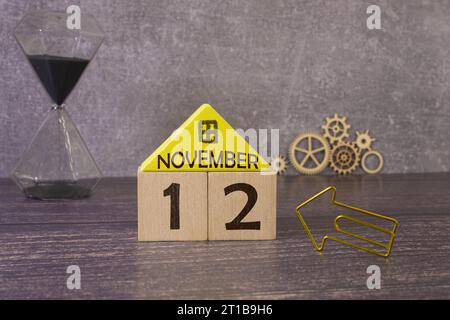 12 novembre. Image du calendrier en bois de novembre 12 sur fond bleu. Jour d'automne. Espace vide pour le texte Banque D'Images