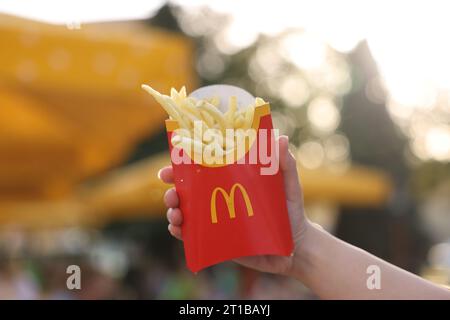 Lviv, Ukraine - 26 septembre 2023 : Femme avec des frites McDonald's à l'extérieur, gros plan Banque D'Images