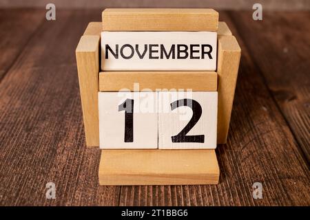 12 novembre. Image du calendrier en bois de novembre 12 sur fond bleu. Jour d'automne. Espace vide pour le texte Banque D'Images