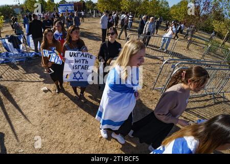Bucarest, Roumanie. 12 octobre 2023 : jeunes femmes tenant une pancarte qui dit Ukraine avec Israël lors du rassemblement I Stand avec Israël organisé par l'ambassade israélienne près du Parlement roumain à Bucarest, où plusieurs centaines de personnes, principalement des membres des communautés israélienne et juive, montrez leur soutien à l’État israélien après les actes terroristes du Hamas tuant plus de 1200 civils innocents, plus de 3000 blessés et environ 150 enlevés, près de la bande de Gaza. Crédit : Lucian Alecu/Alamy Live News Banque D'Images
