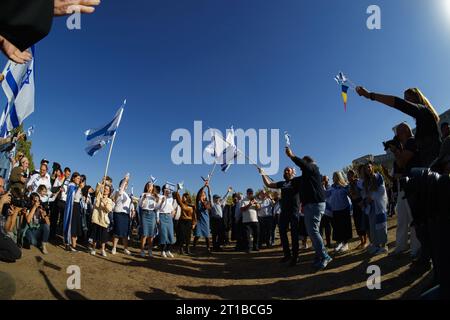 Bucarest, Roumanie. 12 octobre 2023 : le rassemblement I Stand with Israel organisé par l’ambassade israélienne près du Parlement roumain à Bucarest, où plusieurs centaines de personnes, principalement des membres des communautés israélienne et juive, montrez leur soutien à l’État israélien après les actes terroristes du Hamas tuant plus de 1200 civils innocents, plus de 3000 blessés et environ 150 enlevés, près de la bande de Gaza. Crédit : Lucian Alecu/Alamy Live News Banque D'Images