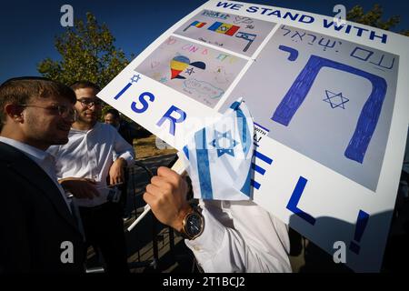 Bucarest, Roumanie. 12 octobre 2023 : le rassemblement I Stand with Israel organisé par l’ambassade israélienne près du Parlement roumain à Bucarest, où plusieurs centaines de personnes, principalement des membres des communautés israélienne et juive, montrez leur soutien à l’État israélien après les actes terroristes du Hamas tuant plus de 1200 civils innocents, plus de 3000 blessés et environ 150 enlevés, près de la bande de Gaza. Crédit : Lucian Alecu/Alamy Live News Banque D'Images