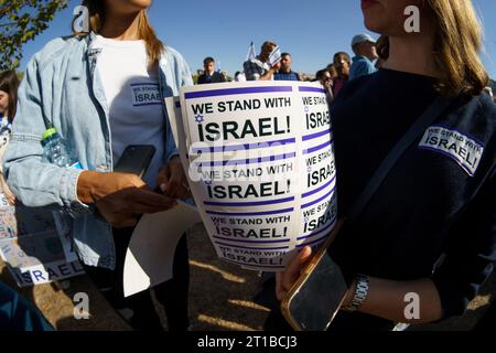 Bucarest, Roumanie. 12 octobre 2023 : le rassemblement I Stand with Israel organisé par l’ambassade israélienne près du Parlement roumain à Bucarest, où plusieurs centaines de personnes, principalement des membres des communautés israélienne et juive, montrez leur soutien à l’État israélien après les actes terroristes du Hamas tuant plus de 1200 civils innocents, plus de 3000 blessés et environ 150 enlevés, près de la bande de Gaza. Crédit : Lucian Alecu/Alamy Live News Banque D'Images