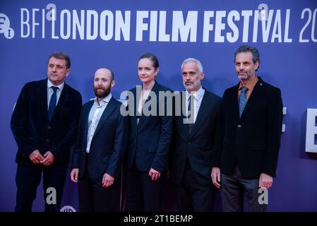 Londres, Royaume-Uni. 12 octobre 2023. Guy Heeley, invité, Joanna Laurie, Iain Canning et Emile Sherman assistent à la première du gala « One Life » Headline lors du 67e BFI London film Festival au Royal Festival Hall. Crédit : SOPA Images Limited/Alamy Live News Banque D'Images