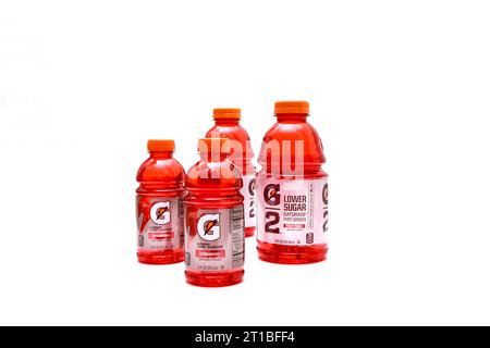 L'hydratation est facilitée avec la boisson sportive Gatorade aux fraises avec électrolytes. Banque D'Images