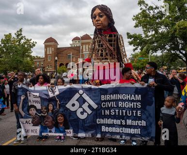 Birmingham, Alabama, États-Unis. 12 octobre 2023. Little Amal, la marionnette représentant une réfugiée syrienne de 10 ans, marche avec des étudiants locaux dans une reconstitution de la ChildrenÃs marche du 1963 mars, des milliers de jeunes de Birmingham sont sortis de leurs salles de classe pour être arrêtés dans le cadre de leur lutte pour les droits civils. (Image de crédit : © Sue Dorfman/ZUMA Press Wire) USAGE ÉDITORIAL SEULEMENT! Non destiné à UN USAGE commercial ! Banque D'Images