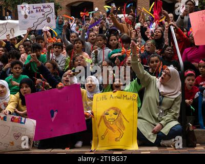 Birmingham, Alabama, États-Unis. 12 octobre 2023. Little Amal, la marionnette représentant une réfugiée syrienne de 10 ans, est accueillie avec enthousiasme à l’Institut des droits civils de Birmingham. Elle se joint aux étudiants locaux pour une reconstitution de la marche du 1963 ChildrenÃs, lorsque des milliers de jeunes sont sortis de leurs salles de classe pour être arrêtés dans le cadre de la lutte civile. (Image de crédit : © Sue Dorfman/ZUMA Press Wire) USAGE ÉDITORIAL SEULEMENT! Non destiné à UN USAGE commercial ! Banque D'Images