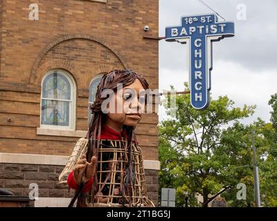 Birmingham, Alabama, États-Unis. 12 octobre 2023. Little Amal, la marionnette représentant une réfugiée syrienne de 10 ans, arrive à l’église baptiste de la 16e rue, où quatre jeunes filles ont perdu la vie dans un attentat à la bombe à motivation raciale. Amal se joint aux étudiants locaux pour une reconstitution de la ChildrenÃs marche du 1963 mars, lorsque des milliers de jeunes sont sortis de leurs salles de classe pour être arrêtés dans le cadre de la lutte civile. (Image de crédit : © Sue Dorfman/ZUMA Press Wire) USAGE ÉDITORIAL SEULEMENT! Non destiné à UN USAGE commercial ! Banque D'Images