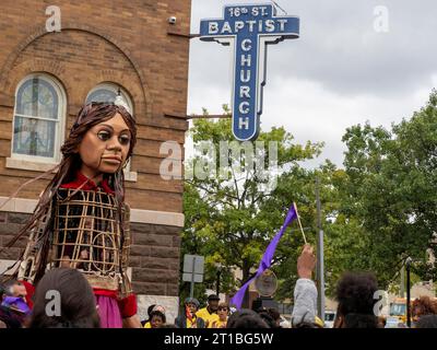 Birmingham, Alabama, États-Unis. 12 octobre 2023. Little Amal, la marionnette représentant une réfugiée syrienne de 10 ans, arrive à l’église baptiste de la 16e rue, où quatre jeunes filles ont perdu la vie dans un attentat à la bombe à motivation raciale. Amal se joint aux étudiants locaux pour une reconstitution de la ChildrenÃs marche du 1963 mars, lorsque des milliers de jeunes sont sortis de leurs salles de classe pour être arrêtés dans le cadre de la lutte civile. (Image de crédit : © Sue Dorfman/ZUMA Press Wire) USAGE ÉDITORIAL SEULEMENT! Non destiné à UN USAGE commercial ! Banque D'Images