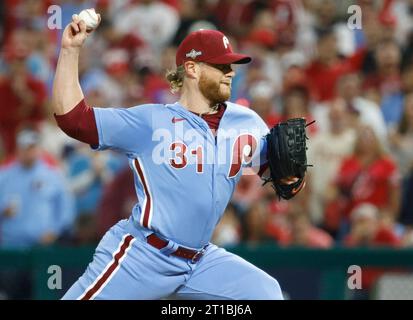 Philadelphie, États-Unis. 12 octobre 2023. Craig Kimbrel, lanceur de secours des Phillies de Philadelphie, lance la septième manche contre les Braves d’Atlanta dans le quatrième match d’une série de division de la Ligue nationale de la MLB au Citizens Bank Park à Philadelphie, le jeudi 12 octobre 2023. Photo de Laurence Kesterson/UPI. Crédit : UPI/Alamy Live News Banque D'Images