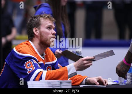 Edmonton, Alberta, Canada. 12 octobre 2023. Edmonton Oilers CONNOR MCDAVID (#97) parle à un fan tout en signant des autographes au West Edmonton Mall lors d’un événement pour débuter la saison 2023-2024 de la LNH. (Image de crédit : © Alexander Patton/ZUMA Press Wire) USAGE ÉDITORIAL SEULEMENT! Non destiné à UN USAGE commercial ! Banque D'Images