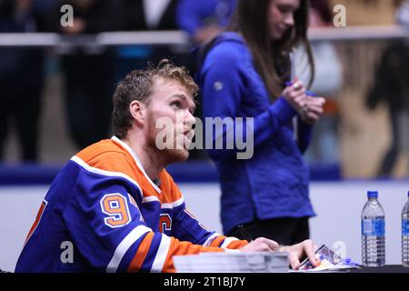 Edmonton, Alberta, Canada. 12 octobre 2023. Edmonton Oilers CONNOR MCDAVID (#97) parle à un fan tout en signant des autographes au West Edmonton Mall lors d’un événement pour débuter la saison 2023-2024 de la LNH. (Image de crédit : © Alexander Patton/ZUMA Press Wire) USAGE ÉDITORIAL SEULEMENT! Non destiné à UN USAGE commercial ! Banque D'Images