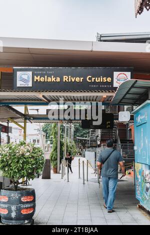 Melaka, Malaisie - 9 juillet 2023 Malacca croisière fluviale enterance avec marche touristique.. Site du patrimoine mondial de l'UNESCO en Malaisie Banque D'Images