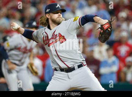 Philadelphie, États-Unis. 12 octobre 2023. Le lanceur de secours des Braves d’Atlanta A.J. Minter lance contre les Phillies de Philadelphie dans la septième manche du quatrième match d’une série de division de la Ligue nationale de la MLB au Citizens Bank Park à Philadelphie, le jeudi 12 octobre 2023. Photo de Laurence Kesterson/UPI. Crédit : UPI/Alamy Live News Banque D'Images