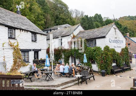 Le Crumplehorn Inn & Mill dans le village de Polperro, Cornouailles, Angleterre, Royaume-Uni pris le 2023 septembre, les gens assis dehors buvant et mangeant Banque D'Images