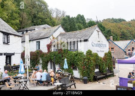 Le Crumplehorn Inn & Mill dans le village de Polperro, Cornouailles, Angleterre, Royaume-Uni pris le 2023 septembre, les gens assis dehors buvant et mangeant Banque D'Images