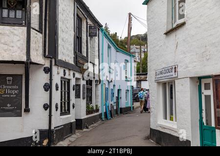 Sept 2023, Polperro village de pêcheurs et communauté sur la côte de Cornouailles, journée ensoleillée d'automne, Cornouailles, Angleterre, Royaume-Uni Banque D'Images