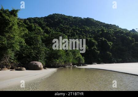 La plage de dois Rios, située sur Ilha Grande dans l'état de Rio de Janeiro. Banque D'Images