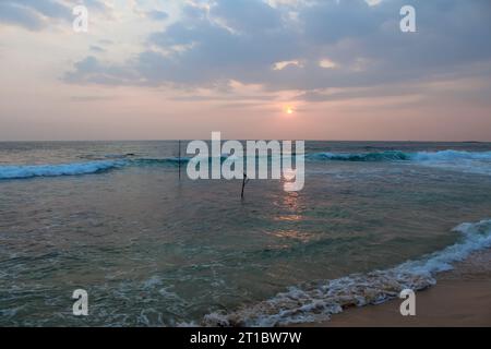 Plage avec spots de pêche sur l'île du Sri Lanka. Ciel bleu de coucher de soleil avec espace de copie pour le texte Banque D'Images