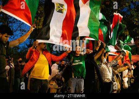 Paris, France. 12 octobre 2023. Manifestants pro-palestiniens avec des drapeaux vus lors de la manifestation sur la place de la République. Malgré l’interdiction par le ministre français de l’intérieur, Gérald Darmanin, de toutes les manifestations pro-palestiniennes en France, plusieurs centaines de personnes se sont rassemblées sur la place de la République, à Paris, pour manifester leur soutien à la Palestine. La police a tenté d'arrêter la manifestation et de disperser la foule à l'aide de gaz lacrymogènes et de canons à eau. Crédit : SOPA Images Limited/Alamy Live News Banque D'Images