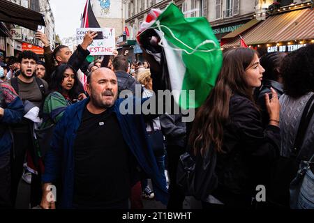 Paris, France. 12 octobre 2023. Manifestants pro-palestiniens vus lors de la manifestation sur la place de la République. Malgré l’interdiction par le ministre français de l’intérieur, Gérald Darmanin, de toutes les manifestations pro-palestiniennes en France, plusieurs centaines de personnes se sont rassemblées sur la place de la République, à Paris, pour manifester leur soutien à la Palestine. La police a tenté d'arrêter la manifestation et de disperser la foule à l'aide de gaz lacrymogènes et de canons à eau. Crédit : SOPA Images Limited/Alamy Live News Banque D'Images