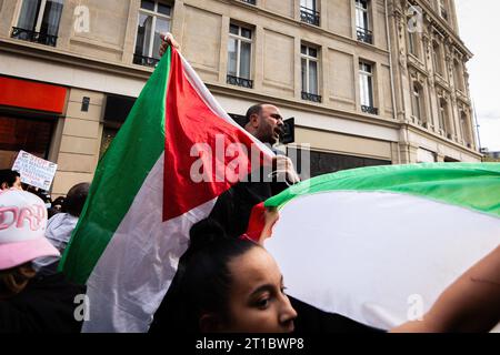 Paris, France. 12 octobre 2023. Manifestants pro-palestiniens vus lors de la manifestation sur la place de la République. Malgré l’interdiction par le ministre français de l’intérieur, Gérald Darmanin, de toutes les manifestations pro-palestiniennes en France, plusieurs centaines de personnes se sont rassemblées sur la place de la République, à Paris, pour manifester leur soutien à la Palestine. La police a tenté d'arrêter la manifestation et de disperser la foule à l'aide de gaz lacrymogènes et de canons à eau. (Photo Telmo Pinto/SOPA Images/Sipa USA) crédit : SIPA USA/Alamy Live News Banque D'Images