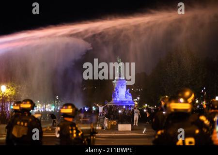 Paris, France. 12 octobre 2023. Des canons à eau de la police ont été lancés sur les manifestants pro-palestiniens pendant le rassemblement. Malgré l’interdiction par le ministre français de l’intérieur, Gérald Darmanin, de toutes les manifestations pro-palestiniennes en France, plusieurs centaines de personnes se sont rassemblées sur la place de la République, à Paris, pour manifester leur soutien à la Palestine. La police a tenté d'arrêter la manifestation et de disperser la foule à l'aide de gaz lacrymogènes et de canons à eau. (Photo Telmo Pinto/SOPA Images/Sipa USA) crédit : SIPA USA/Alamy Live News Banque D'Images