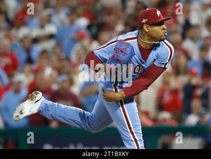 Philadelphie, États-Unis. 12 octobre 2023. Le lanceur des Phillies de Philadelphie Gregory Soto lance la huitième manche contre les Braves d’Atlanta dans le quatrième match d’une série de division de la Ligue nationale de la MLB au Citizens Bank Park à Philadelphie, le jeudi 12 octobre 2023. Photo de Laurence Kesterson/UPI. Crédit : UPI/Alamy Live News Banque D'Images