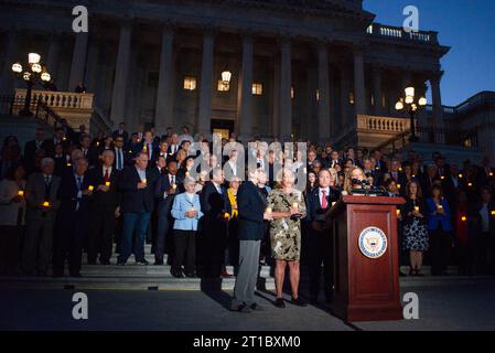 Washington, États-Unis. 12 octobre 2023. Les membres de la Chambre des États-Unis s'arrêtent pour un moment de silence lors d'une veillée pour Israël sur les marches de la Chambre du Capitole le jeudi 12 octobre 2023 à Washington, DC, États-Unis. La veillée a eu une participation bipartisane et comprenait des commentaires et des prières de plusieurs représentants. Photo Annabelle Gordon/CNP/ABACAPRESS.COM crédit : Abaca Press/Alamy Live News Banque D'Images