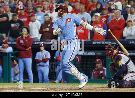 Philadelphie, États-Unis. 12 octobre 2023. Phillies de Philadelphie Nick Castellanos frappe un seul en huitième manche contre les Braves d’Atlanta dans le quatrième match d’une série de division de Ligue nationale de la MLB au Citizens Bank Park à Philadelphie, le jeudi 12 octobre 2023. Photo de Laurence Kesterson/UPI. Crédit : UPI/Alamy Live News Banque D'Images